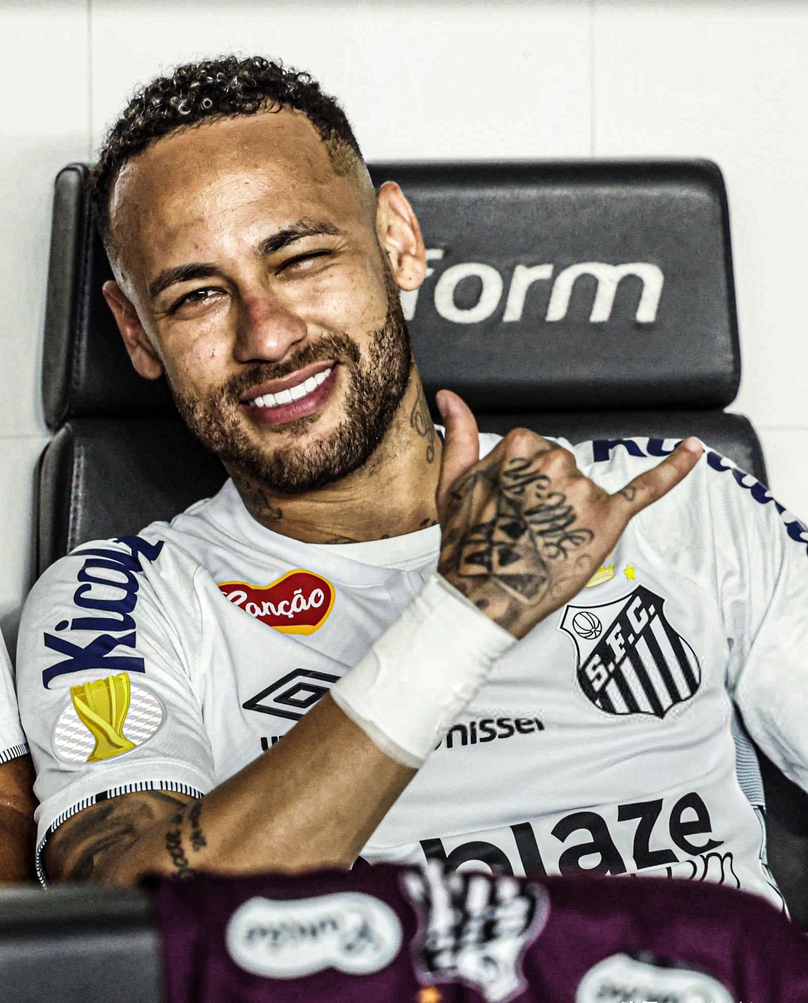 米兰体育app-那不勒斯完胜阿森纳，内马尔三分雨点燃全场的简单介绍