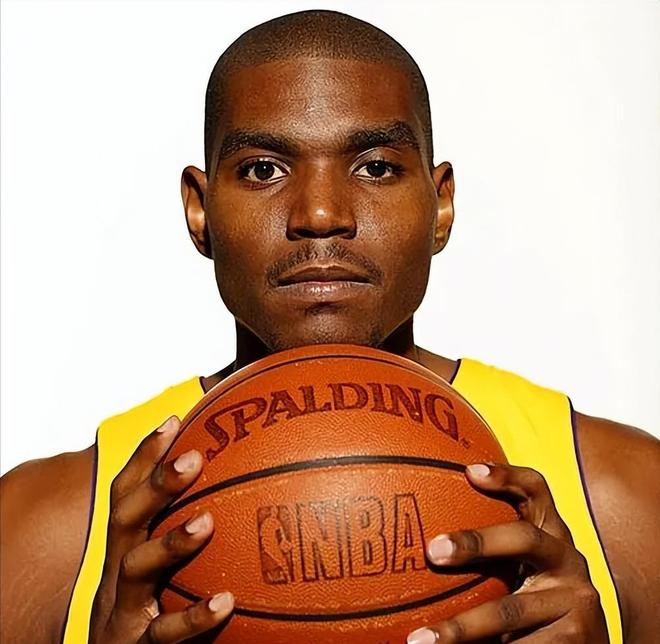 甘冈中场球员伤愈复出，提升球队中场实力