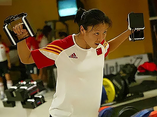 冲锋陷阵的女足选手挑战极限的简单介绍