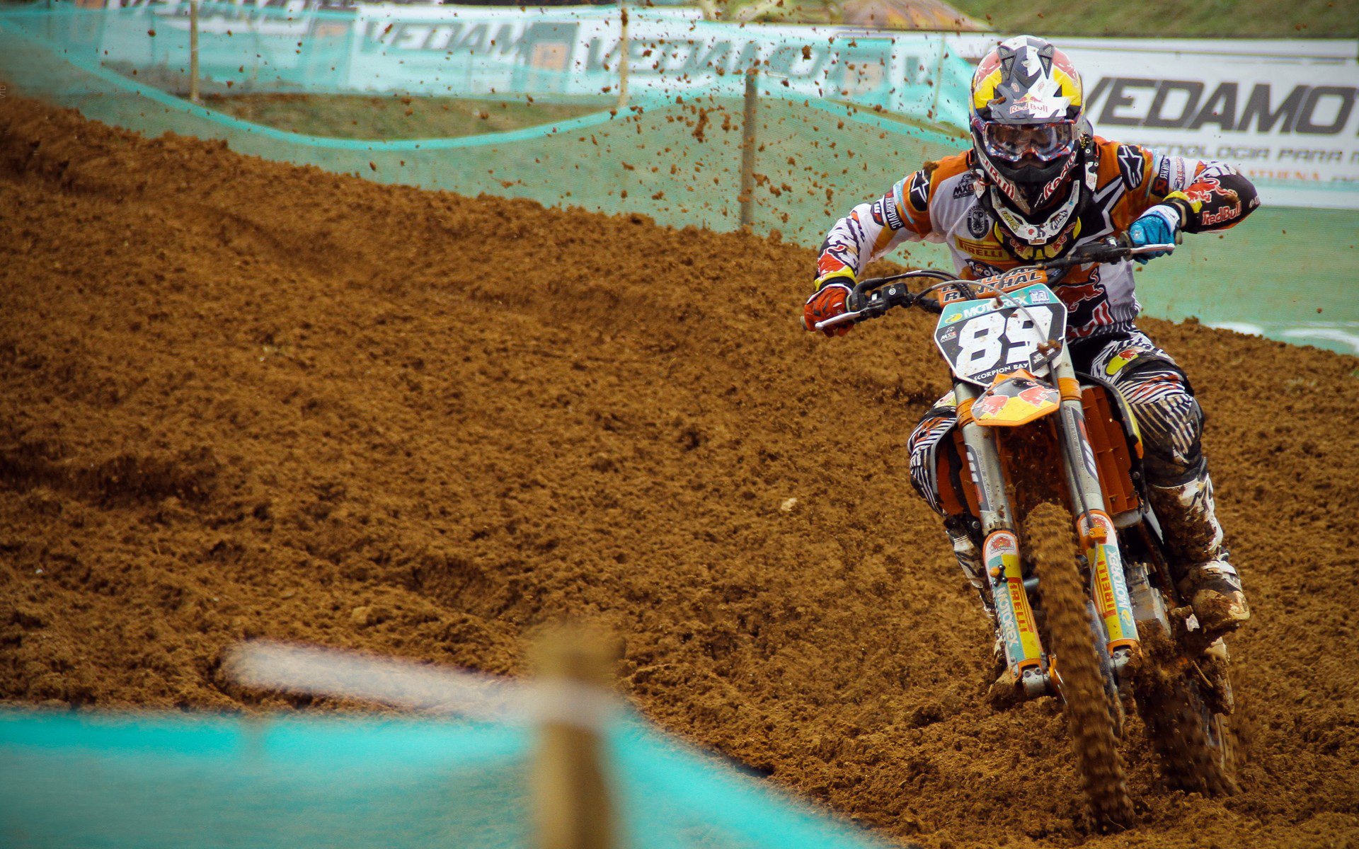 米兰体育官方网站-赛道与绿茵的共鸣,奥斯梅恩关键制胜,F1新赛季揭幕战之夜的非凡交响